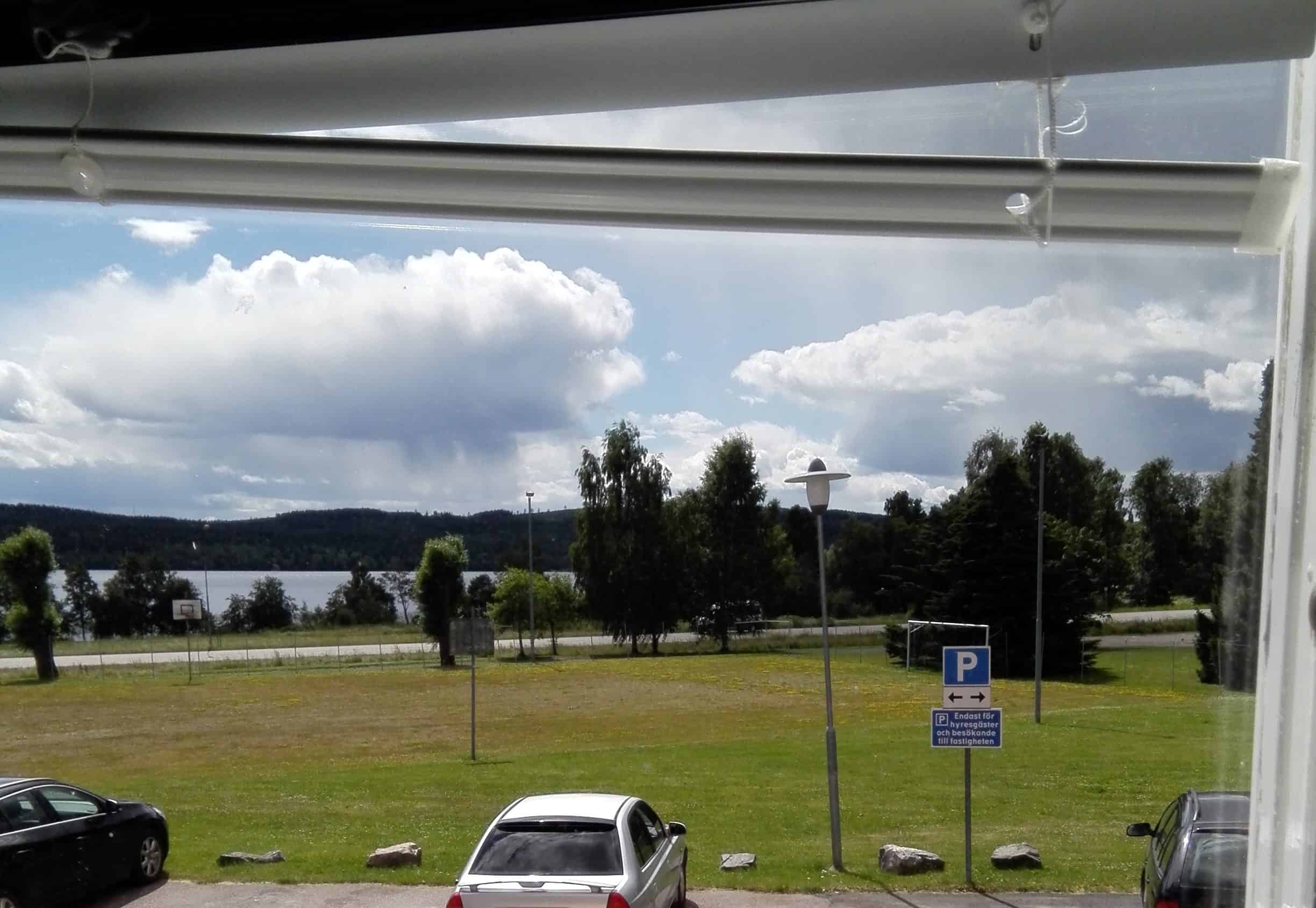 Utsikt från mitt fönster. Gråmulet och blåsig över den gråtonade sjön.